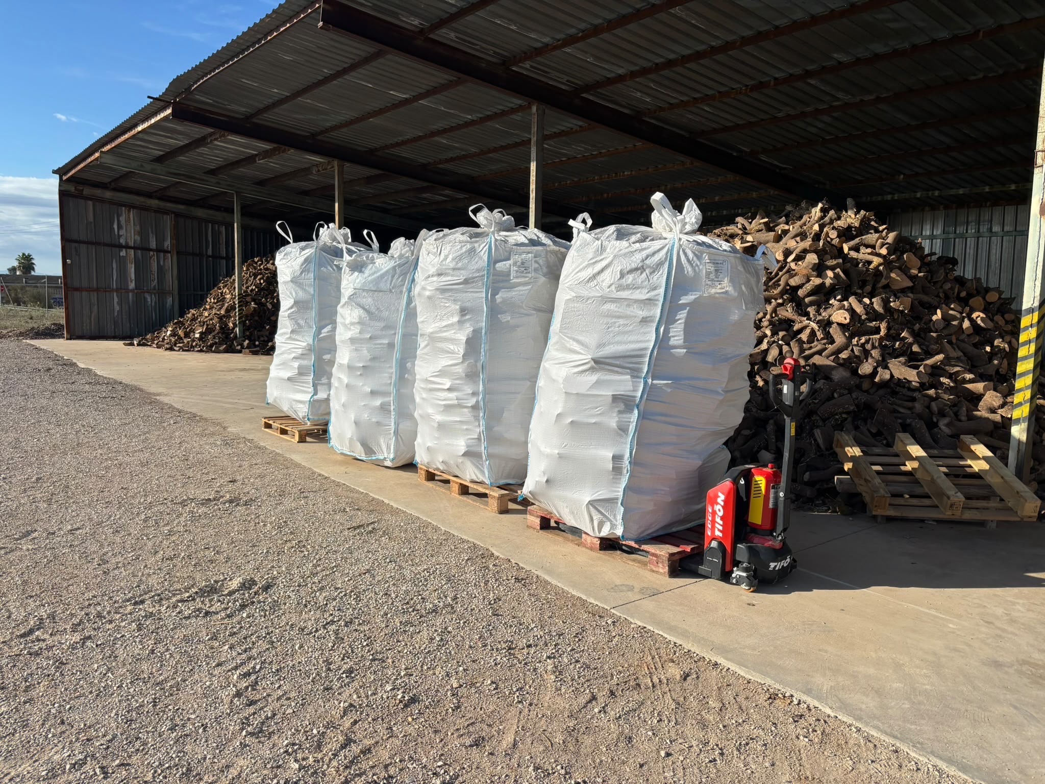 Reparto de leña en bigbag de 2,5 m³ colocado con transpaleta