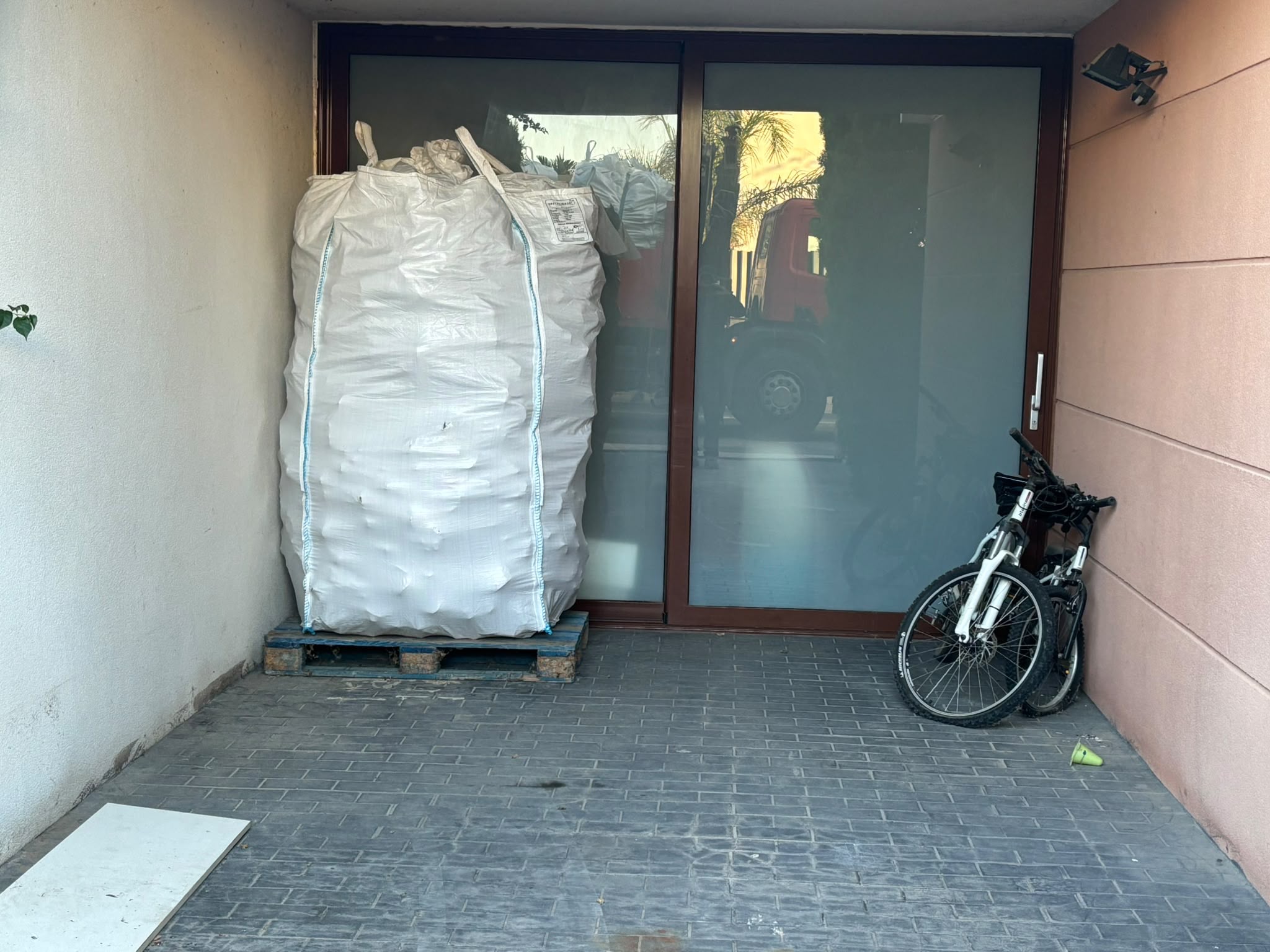 Bigbag de leña de 2,5 m³ colocado bajo techo