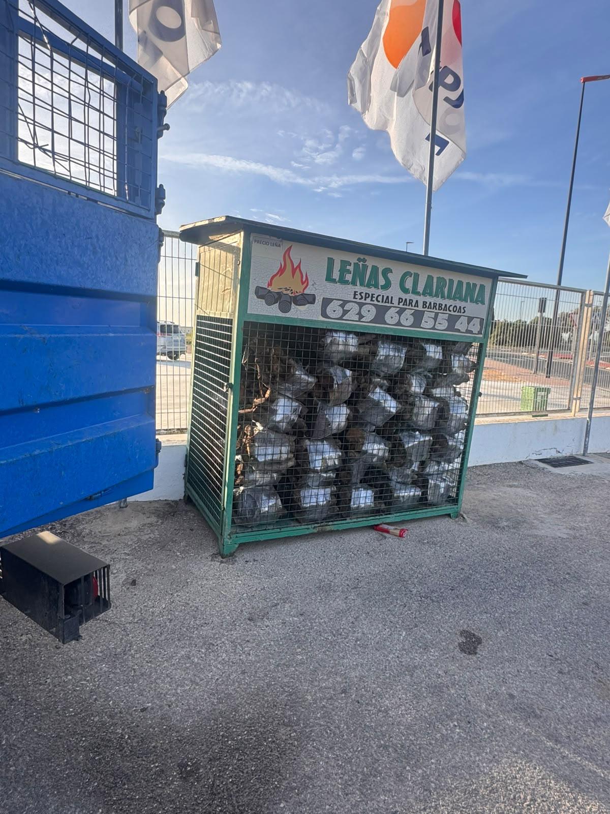 Expositor con fajos de leña para gasolineras y tiendas