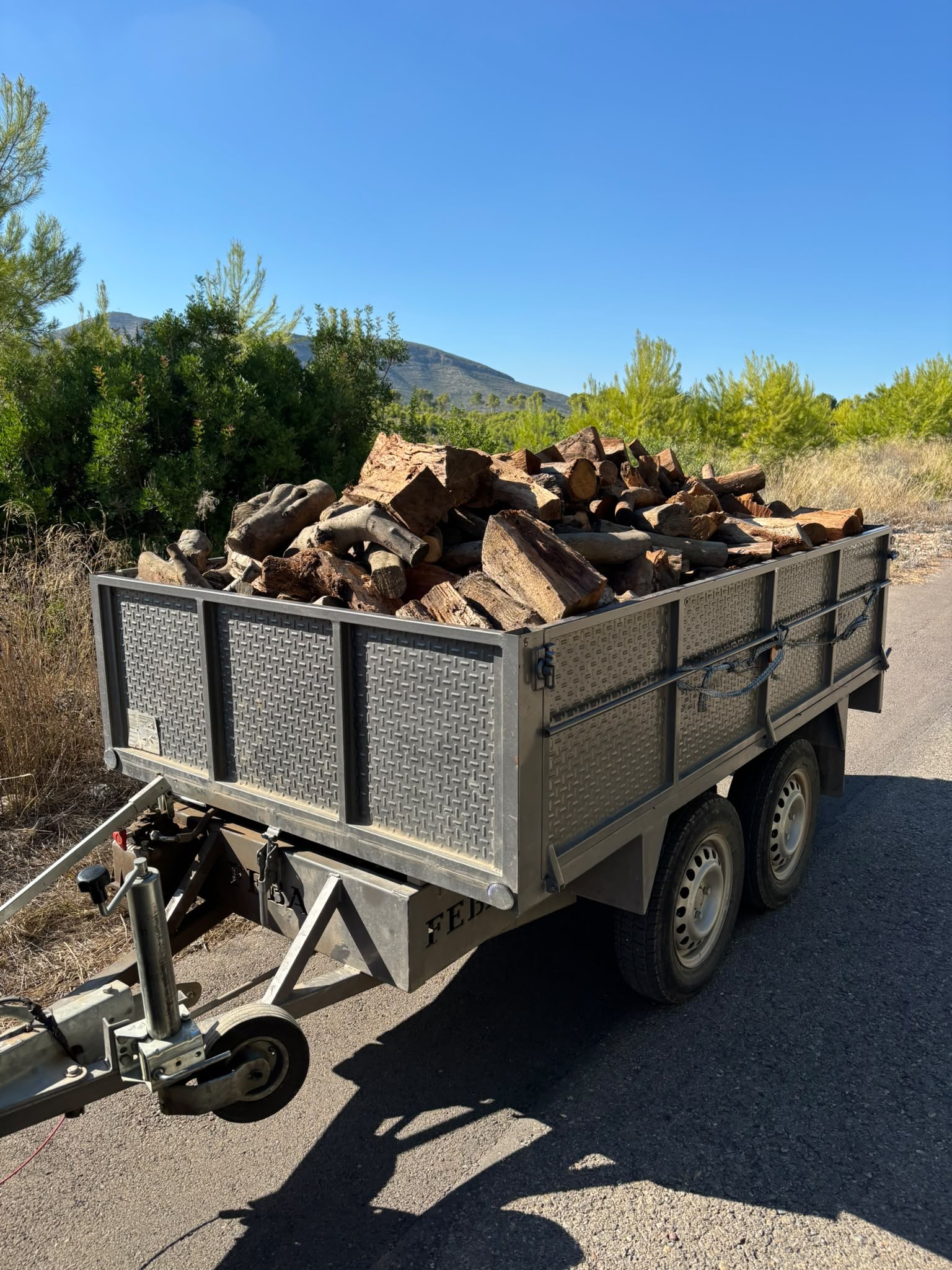 Remolque con 1,5 m³ de leña para reparto a domicilio